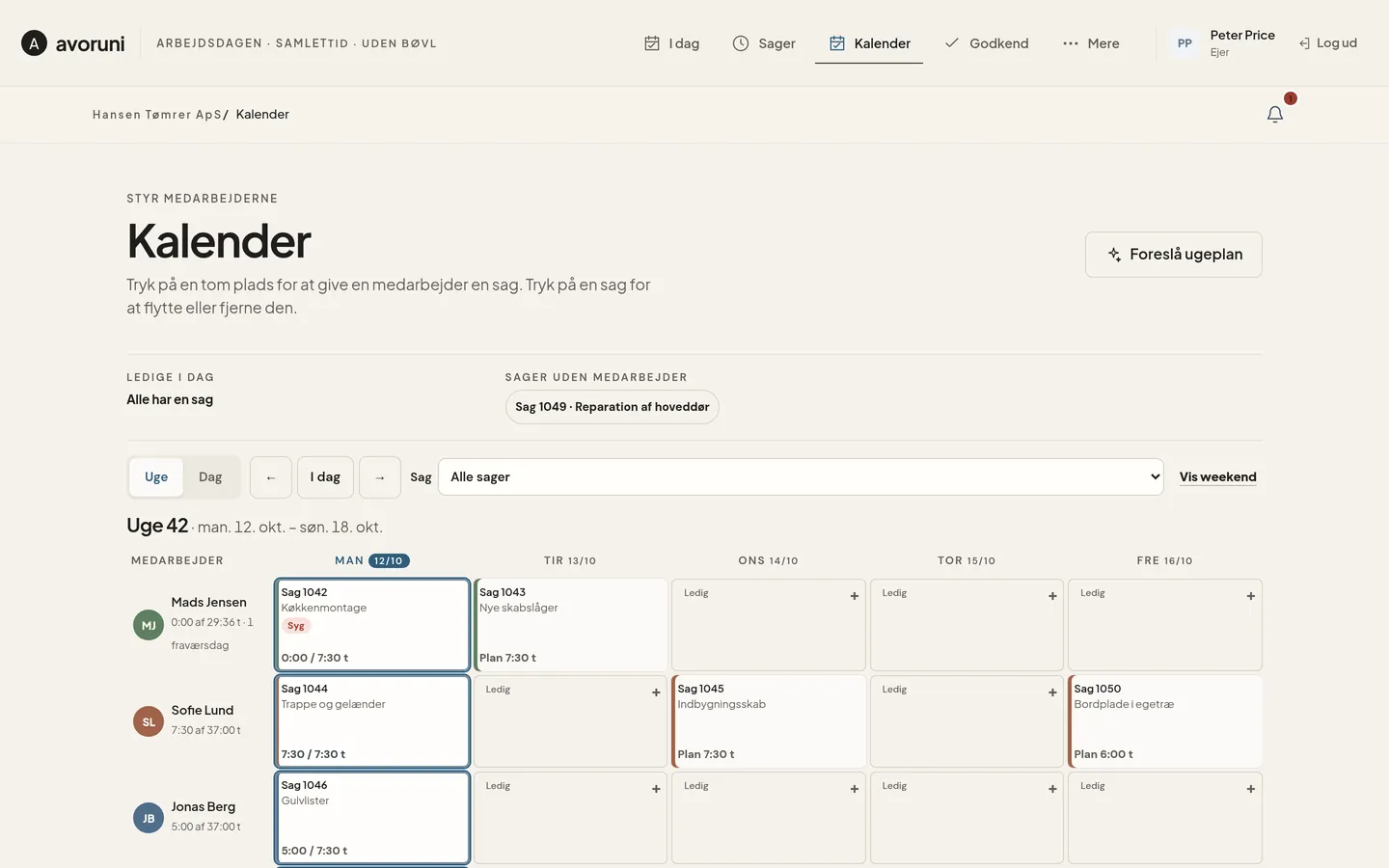 Ejerens ugekalender på computer med medarbejdere og sager